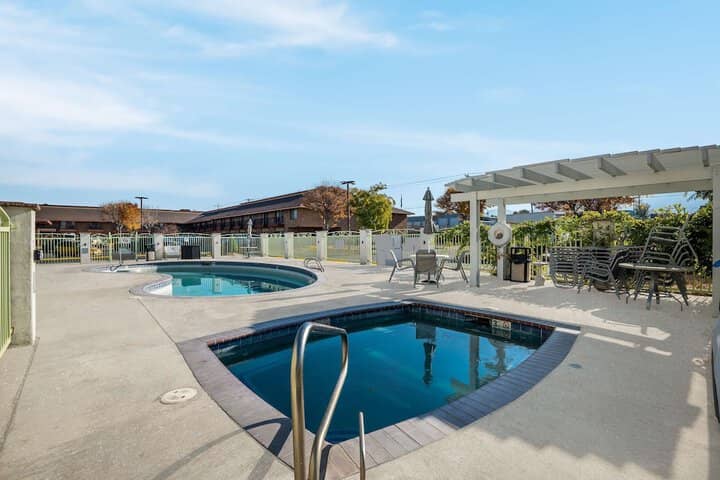 Pool 25 of 29